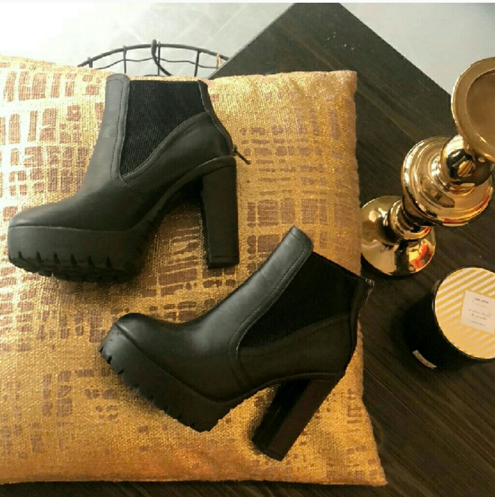 ISO OF THESE BOOTS!!